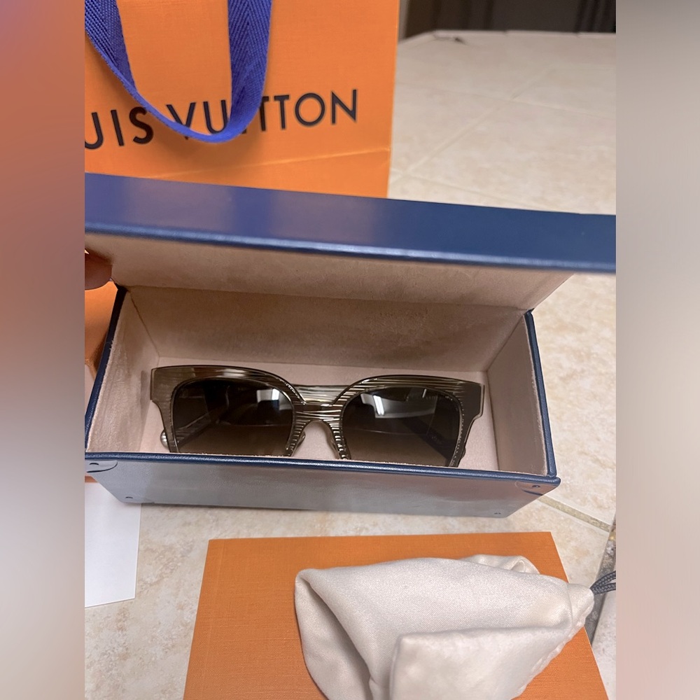 SOLD!!!!!!RARE✨LV men’s Epi Audrey sunglasses w/case, box, bag and COA - Picture 10 of 16
